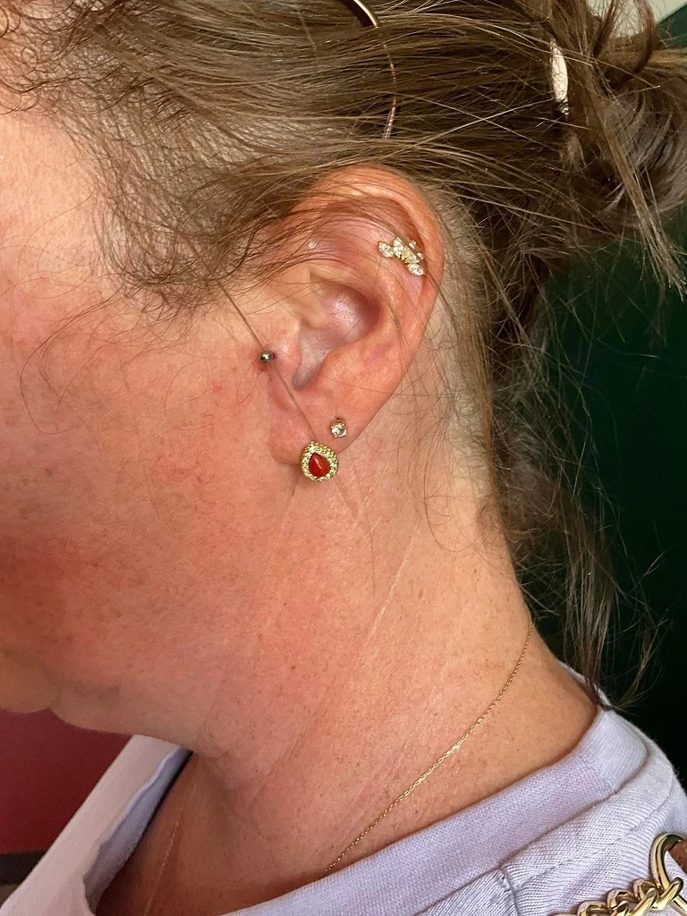 piercing d'oreille tragus avec un labret
