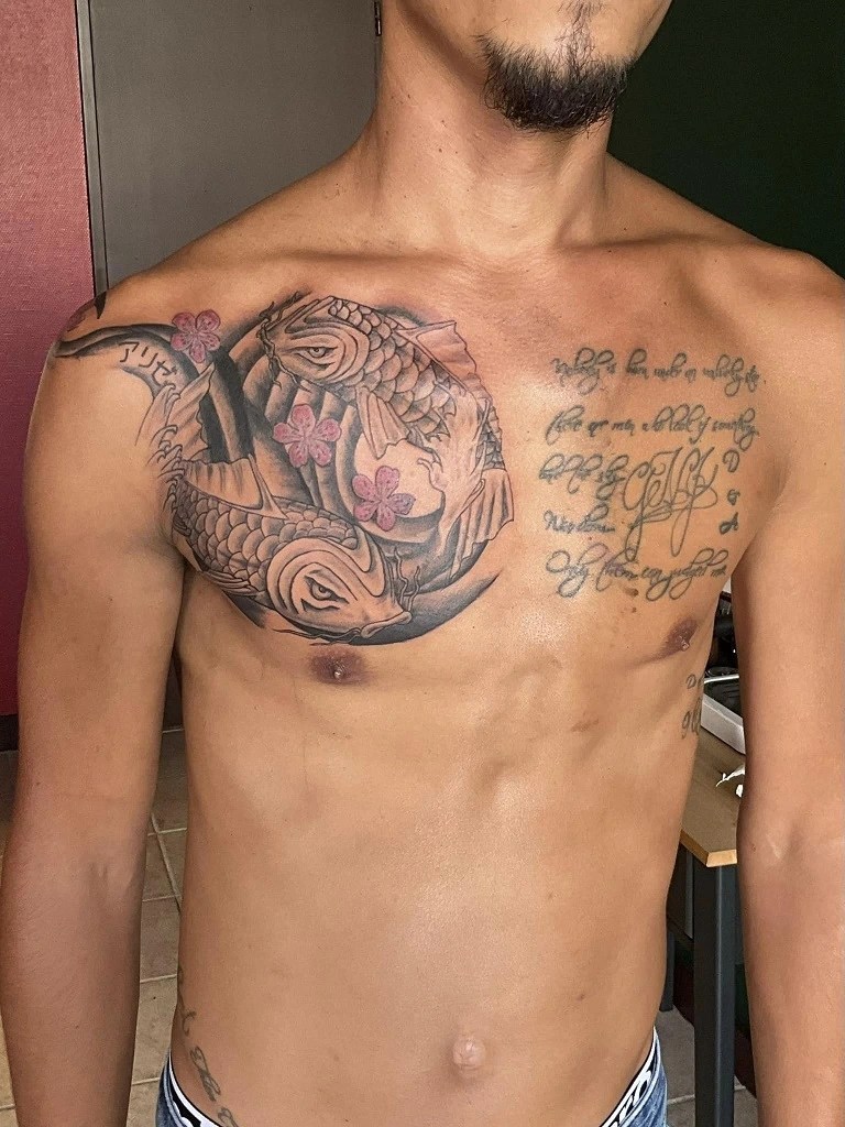 tatouage de carpes japonaises noir et fleurs roses