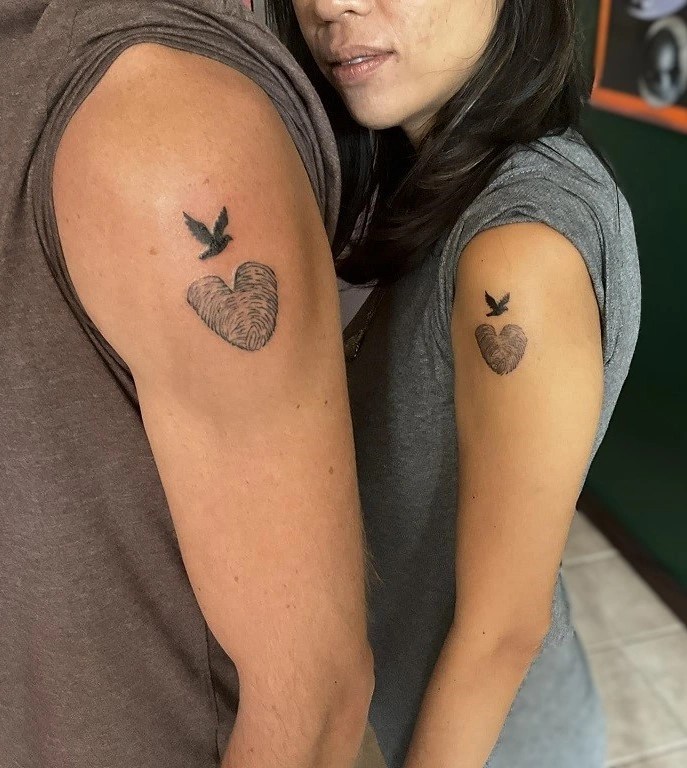 tatouage de coeur et oiseaux en duo