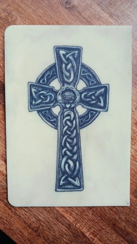 tatouage de croix celtique effet pierre