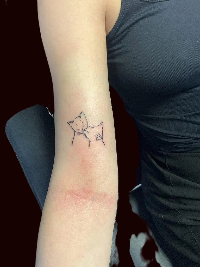 tatouage de petit chat qui s'embrassent