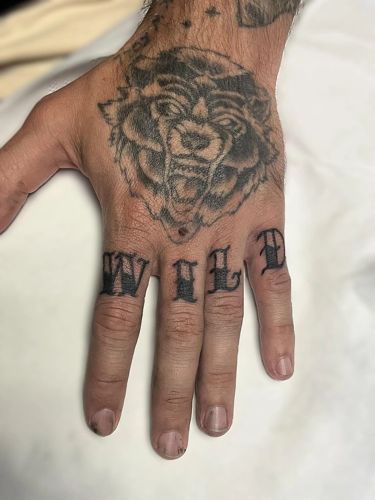 tatouage lettrage main