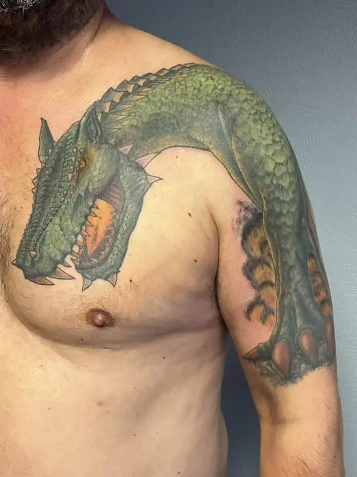 tatouage dragon vert bras et pectoraux