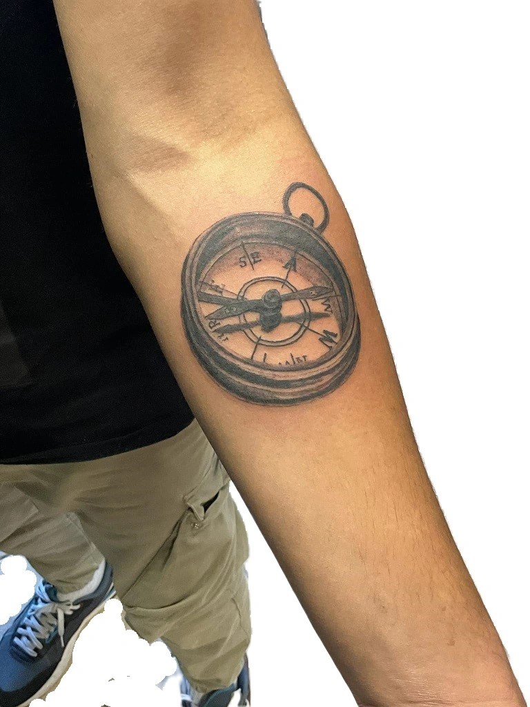 tatouage d'une boussole ancienne