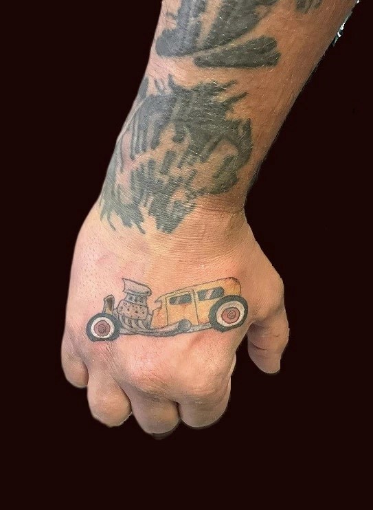 tatouage old school d'un hot rod en couleur