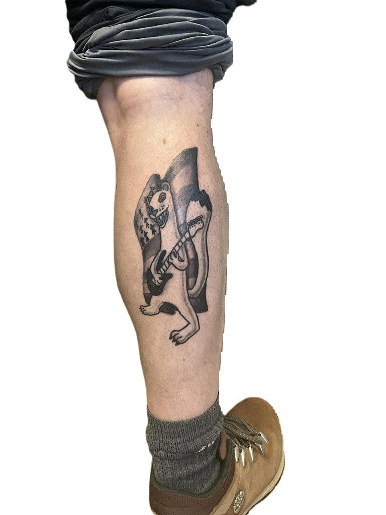 tatouage old school hermine gwen ha du jouant de la guitare