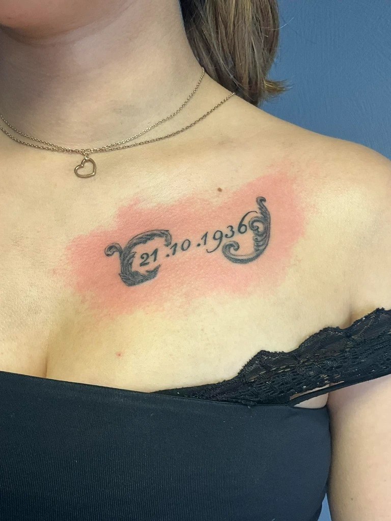 tattoo date entourée de volutes