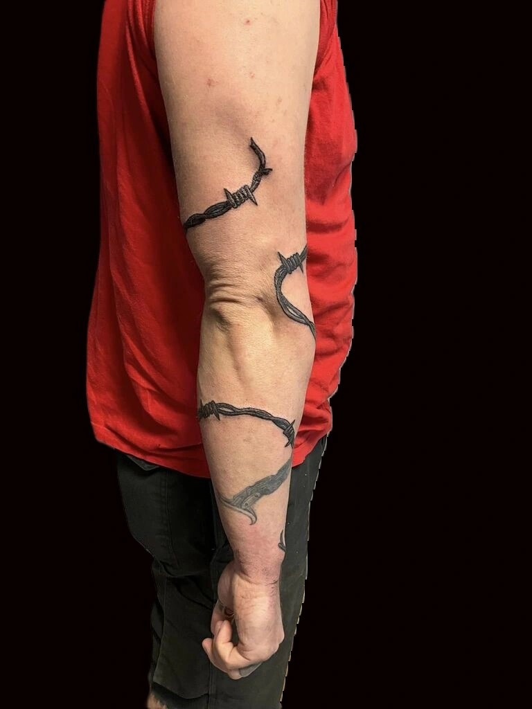 tattoo d'un barbelé entremêlé avec ancien tattoo4