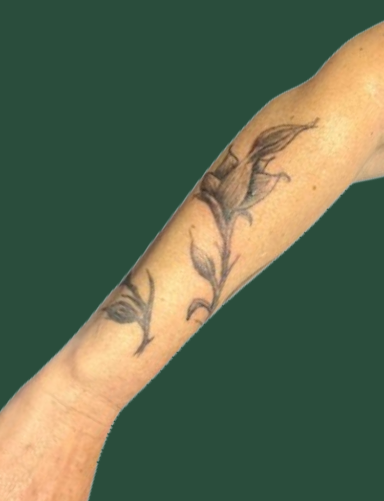 tattoo de fleur effet fusain