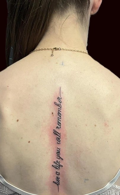 tattoo lettrage sur la colonne