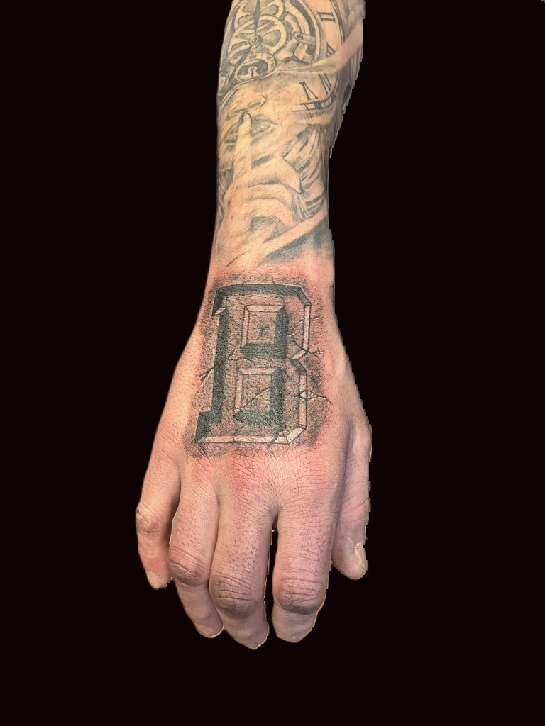 tattoo lettre b en relief avec effet pierre