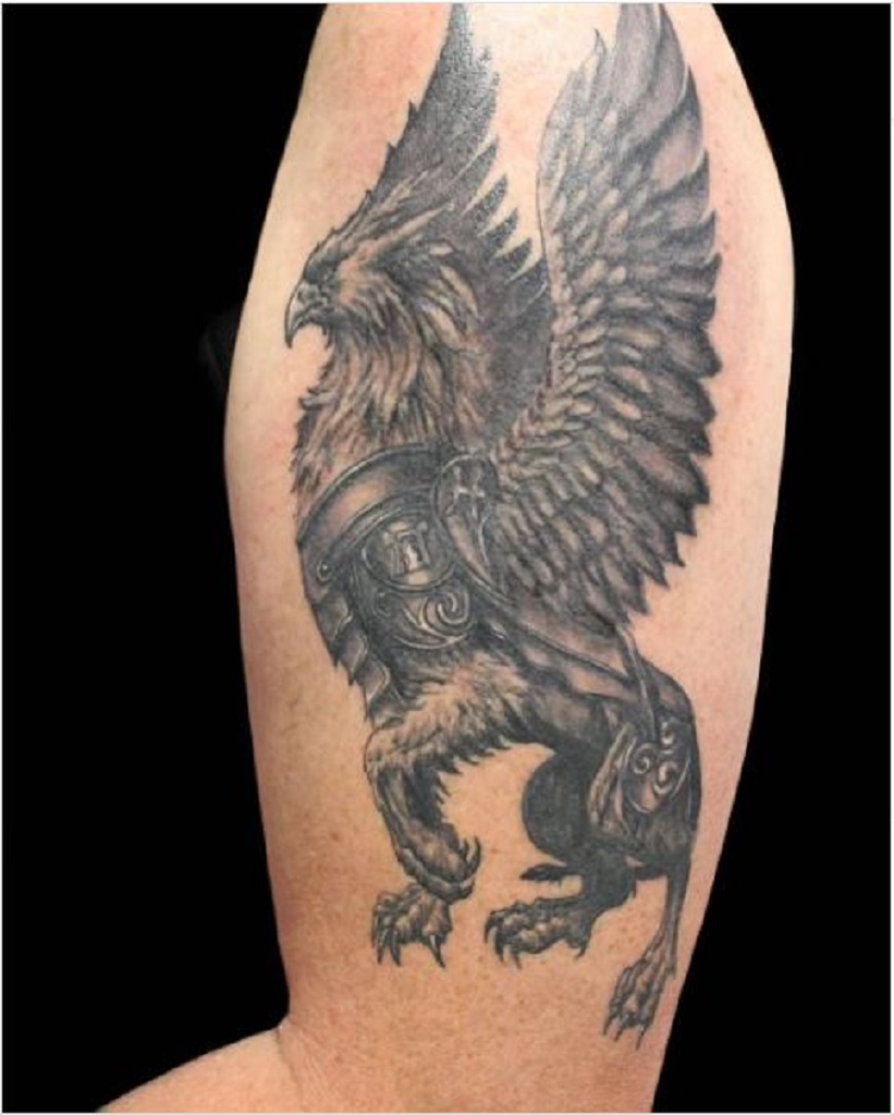 tatouage d'un griffon en position de phenix