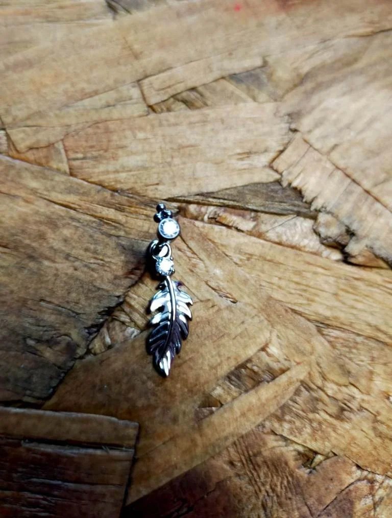 Piercing de cartilage ou labret plume