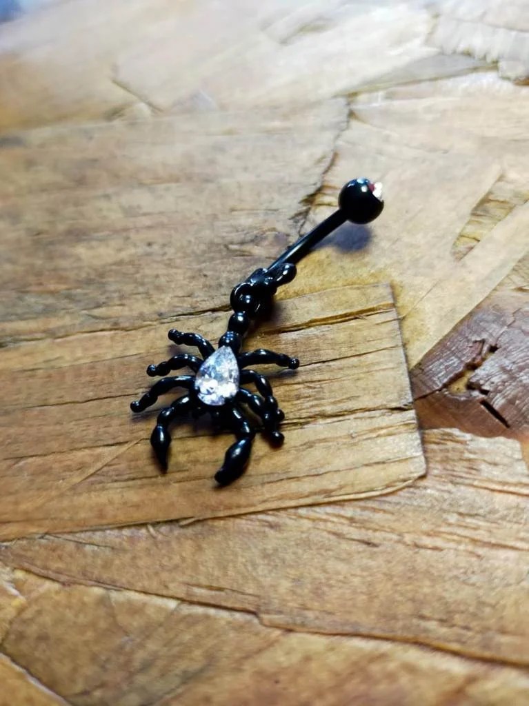 piercing nombril banane scorpion noir and strass