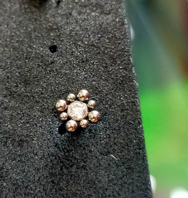 Piercing oreille ou labret avec strass