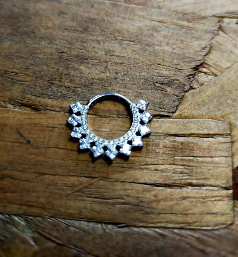 Piercing oreille ou téton avec strass