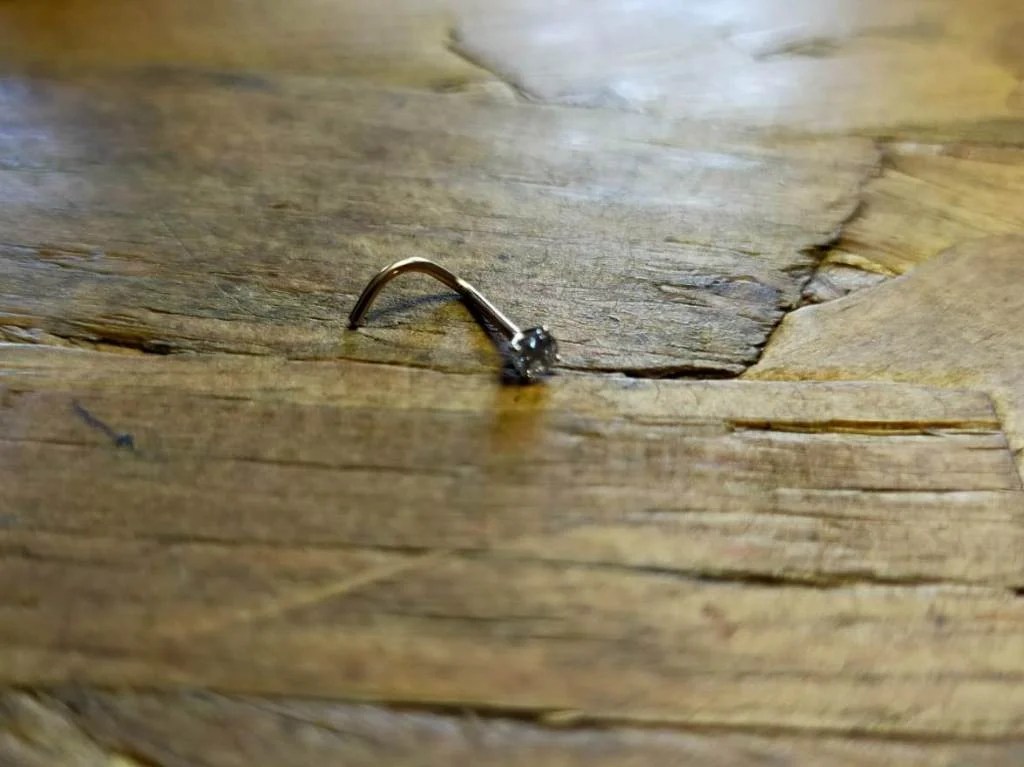 Piercing stud de nez avec strass ou zircon