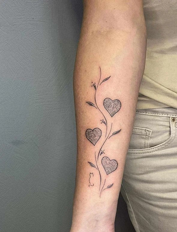 Tatouage fineline ou finework branche et fleur