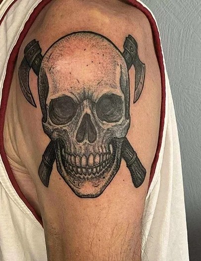 Tattoo tete de mort et haches noir et blanc